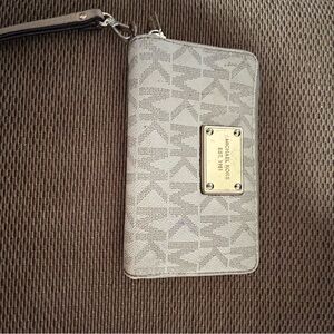 Michael Kors Vanilla Wristlet